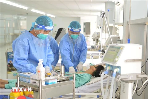 Diễn tập tình huống điều trị hồi sức cho các ca bệnh COVID-19 nặng tại Bệnh viện Dã chiến số 13 tại Thành phố Hồ Chí Minh. (Ảnh: Đinh Hằng/TTXVN) 