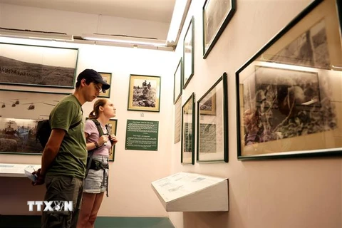 Du khách quốc tế trong không gian trưng bày Bảo tàng Chứng tích Chiến tranh, điểm đến thu hút du khách quốc tế tại Thành phố Hồ Chí Minh. (Ảnh: Hồng Đạt/TTXVN)