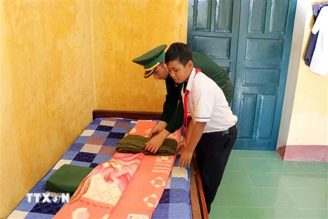 Em A Ứng (12 tuổi, trú xã Mô Rai, huyện Sa Thầy, tỉnh Kon Tum) con nuôi Đồn Biên phòng Mô Rai luôn nhận được sự quan tâm, chăm sóc của các chiến sỹ tại đơn vị. (Ảnh: Khoa Chương/TTXVN)