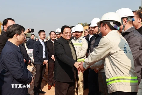Thủ tướng Phạm Minh Chính động viên công nhân Dự án đầu tư xây dựng đường cao tốc Tuyên Quang-Phú Thọ đoạn qua tỉnh Phú Thọ. (Ảnh: Dương Giang/TTXVN)