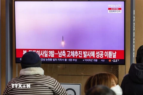 Người dân theo dõi bản tin về vụ phóng thử 3 tên lửa đạn đạo tầm ngắn ra vùng biển phía Đông của Triều Tiên, tại nhà ga ở Seoul, Hàn Quốc, ngày 31/12/2022. (Ảnh: Yonhap/TTXVN)