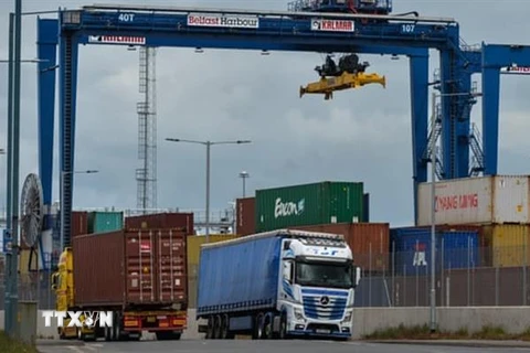 Xe tải chở hàng tại cảng container ở Belfast, Bắc Ireland. (Ảnh: Shutterstock)