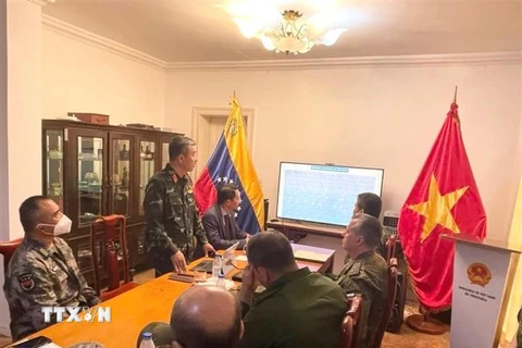 Tùy viên Quốc phòng Việt Nam tại Venezuela, Đại tá Vũ Thế Trung giới thiệu về Sách Trắng Quốc phòng của Việt Nam.(Ảnh: TTXVN phát)