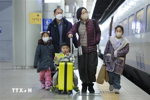 Người dân đeo khẩu trang phòng dịch COVID-19 tại ga tàu hỏa ở Seoul, Hàn Quốc, ngày 20/1/2023. (Ảnh: Yonhap/TTXVN)