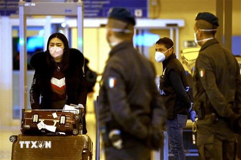 Du khách Trung Quốc tại sân bay ở Rome, Italy. (Nguồn: AFP/TTXVN)