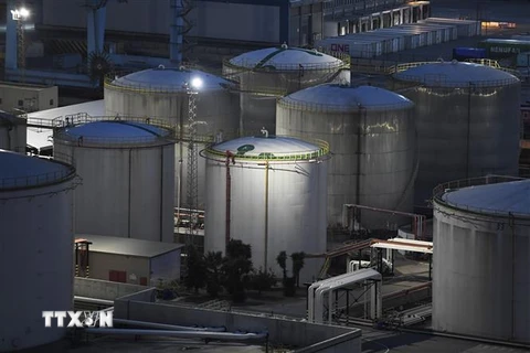 Các bể chứa dầu tại cơ sở của Công ty dầu Exolum ở Barcelona, Tây Ban Nha, ngày 11/12/2022. (Ảnh: AFP/TTXVN)