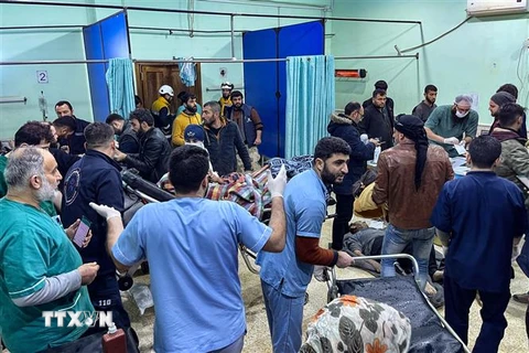 Nạn nhân bị thương trong trận động đất được chuyển tới bệnh viện để điều trị tại tỉnh Idlib, Syria ngày 6/2/2023. (Ảnh: AFP/TTXVN)