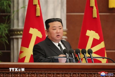 Nhà lãnh đạo Triều Tiên Kim Jong-un phát biểu tại phiên họp toàn thể lần thứ 5 Ban chấp hành Trung ương Đảng Lao động Triều Tiên khóa 8 ở Bình Nhưỡng. (Ảnh: KCNA/TTXVN)
