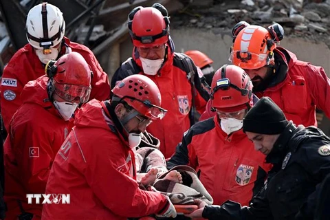 Lực lượng cứu hộ chuyển thi thể nạn nhân thiệt mạng sau trận động đất tại Kahramanmaras, Thổ Nhĩ Kỳ, ngày 7/2/2023. (Ảnh: AFP/TTXVN) 