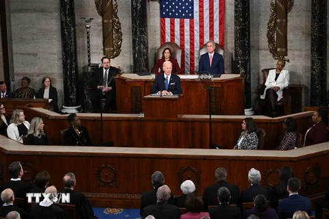 Tổng thống Mỹ Joe Biden (giữa) đọc Thông điệp liên bang trước lưỡng viện Quốc hội tại Washington, DC, ngày 7/2/2023. (Ảnh: AFP/TTXVN)