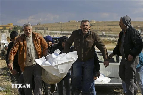 Chuyển thi thể nạn nhân sau trận động đất tại thành phố Aleppo, miền Bắc Syria ngày 7/2/2023. (Ảnh: AFP/TTXVN)