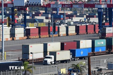 Container hàng hóa được xếp tại cảng Long Beach ở California, Mỹ. (Ảnh: AFP/TTXVN)