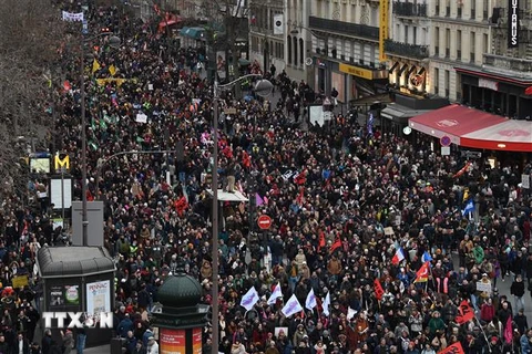 Tuần hành phản đối kế hoạch cải cách lương hưu tại Paris, Pháp, ngày 31/1/2023. (Ảnh: AFP/TTXVN) 