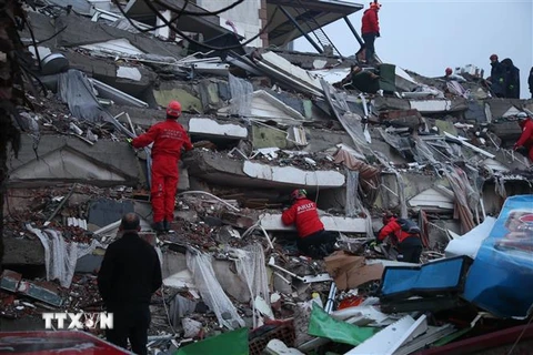 Lực lượng cứu hộ tìm kiếm nạn nhân tại hiện trường đổ nát sau trận động đất ở Kahramanmaras, Thổ Nhĩ Kỳ, ngày 7/2/2023. (Ảnh: THX/TTXVN)