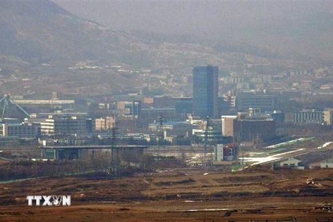 ​Khu công nghiệp chung Kaesong ở Triều Tiên được nhìn từ đài quan sát tại khu phi quân sự chia cắt hai miền Triều Tiên ở Paju. (Ảnh: AFP/TTXVN)