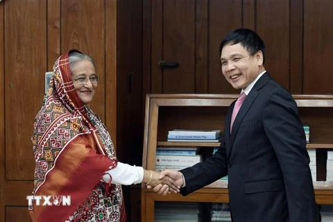 Đại sứ Việt Nam tại Bangladesh Phạm Việt Chiến gặp Thủ tướng Bangladesh Sheikh Hasina. (Ảnh: TTXVN phát)