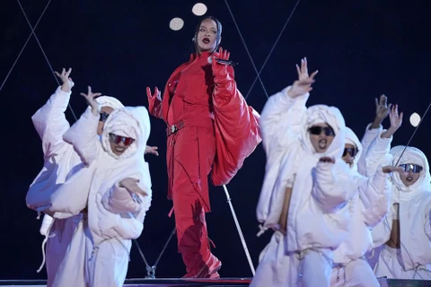 Rihanna trên sân khấu của Super Bowl. (Nguồn: AP)