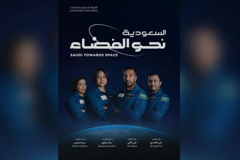 Nữ phi hành gia Rayyanah Barnawi (thứ hai từ trái sang) và đồng nghiệp Ali al-Qarni (thứ 3 từ trái sang) tham gia sứ mệnh không gian AX-2. (Nguồn: Twitter)