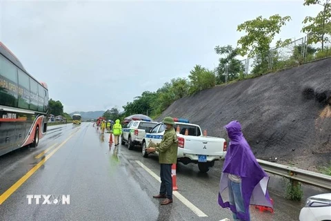 Hiện trường một vụ tai nạn trên cao tốc Nội Bài-Lào Cai. (Nguồn: TTXVN phát) 
