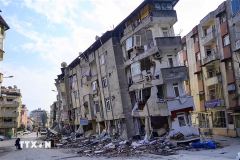 Tòa nhà bị phá hủy sau trận động đất tại Hatay, Thổ Nhĩ Kỳ, ngày 11/2/2023. (Ảnh: AFP/TTXVN)