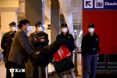 Hành khách Trung Quốc tại sân bay quốc tế Rome-Fiumicino, Italy. (Ảnh: AFP/TTXVN)