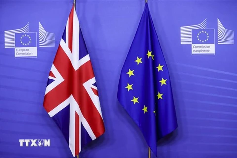 Quốc kỳ Anh (trái) và cờ Liên minh châu Âu (EU). (Ảnh: AFP/TTXVN)