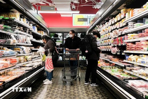 Khách hàng mua sắm tại một cửa hàng ở Queens, New York, Mỹ, ngày 12/1/2023. (Ảnh: THX/TTXVN)