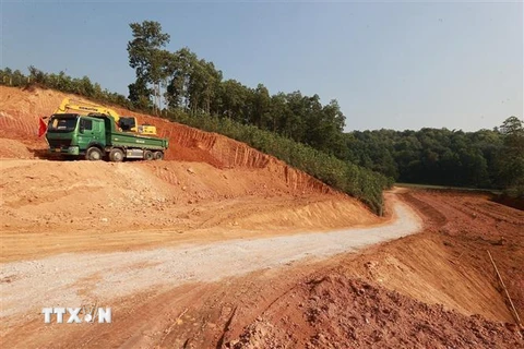 Công trường Dự án đầu tư xây dựng đường cao tốc Tuyên Quang-Phú Thọ đoạn qua tỉnh Phú Thọ. (Ảnh: Dương Giang/TTXVN)