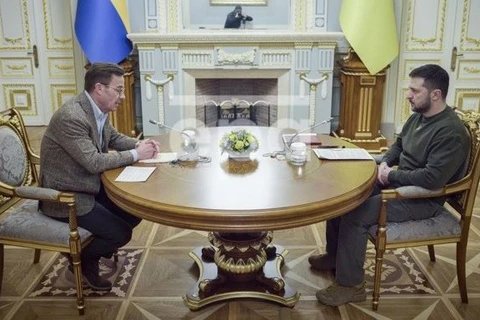 Tổng thống Ukraine Volodymyr Zelensky (phải) và Thủ tướng Thụy Điển Ulf Kristersson. (Nguồn: EPA)