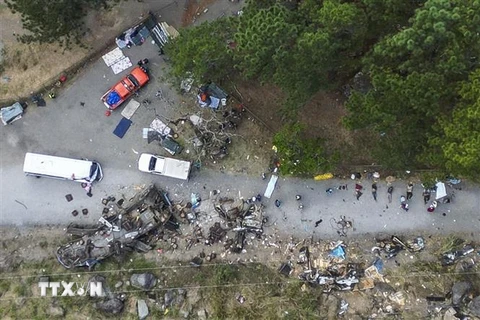 Hiện trường vụ xe buýt chở người di cư lao xuống vực tại Gualaca, Panama ngày 15/2/2023. (Ảnh: AFP/TTXVN)