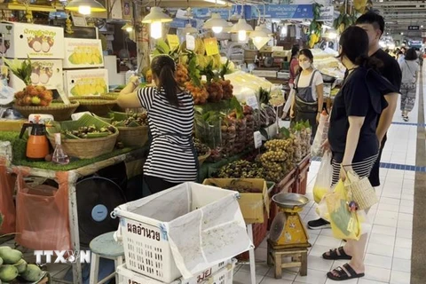Khách hàng mua hoa quả tại chợ Or Tor Kor của Thái Lan. (Ảnh: TTXVN phát)