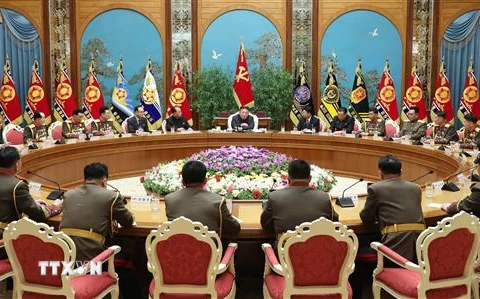 Nhà lãnh đạo Triều Tiên Kim Jong-un (giữa) chủ trì Hội nghị Quân ủy trung ương tại Bình Nhưỡng ngày 6/2/2023. (Ảnh: KCNA/TTXVN)