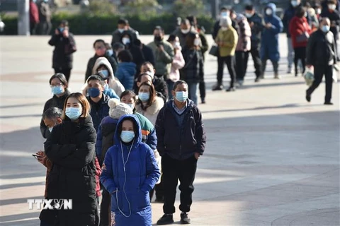 Người dân xếp hàng chờ xét nghiệm COVID-19 tại tỉnh Giang Tô, Trung Quốc ngày 15/12/2022. (Ảnh: AFP/TTXVN)