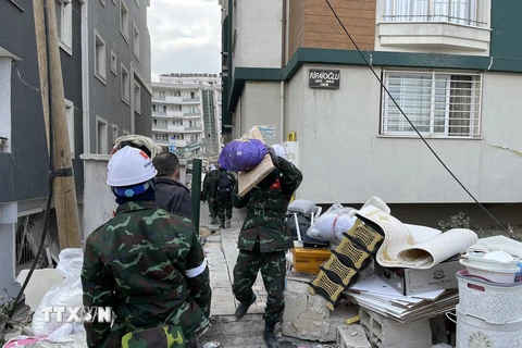 Thổ Nhĩ Kỳ: Các chiến sỹ Việt Nam giúp đỡ di chuyển đồ khỏi nơi đổ nát