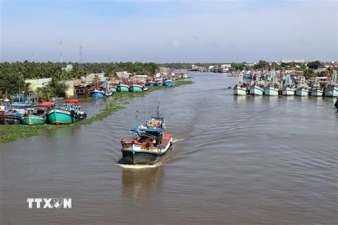 Tàu cá của ngư dân neo đậu trên sông Cái Bé thuộc địa bàn huyện Châu Thành, Kiên Giang. (Ảnh: Lê Huy Hải/TTXVN)