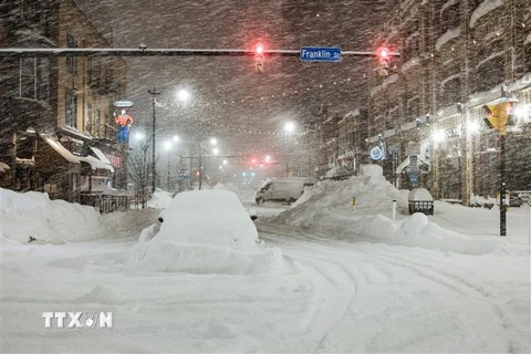 Tuyết rơi dày đặc tại Buffalo, New York, Mỹ, ngày 26/12/2022. (Ảnh: AFP/TTXVN)