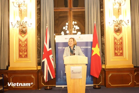 Bà Anne-Marie Trevelyan, Quốc vụ khanh phụ trách Ấn Độ Dương-Thái Bình Dương Bộ Ngoại giao Anh, phát biểu khai mạc Lễ công bố Năm hữu nghị Việt Nam-Vương quốc Anh 2023. (Ảnh: Phong Hà/Vietnam+)