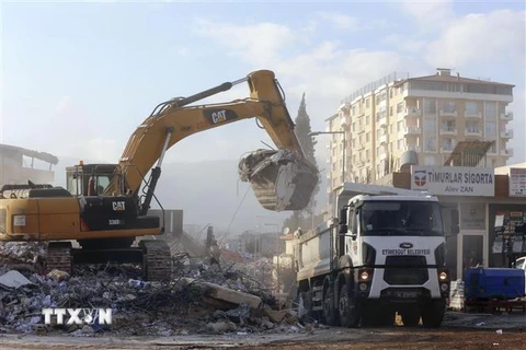 Dọn dẹp đống đổ nát sau trận động đất tại Antakya, Thổ Nhĩ Kỳ, ngày 16/2/2023. (Ảnh: Kyodo/TTXVN) 