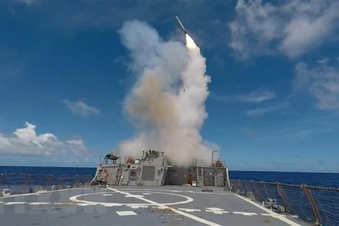 Tên lửa Tomahawk được phóng từ tàu khu trục USS Stethem lớp Burke. (Ảnh: AFP/TTXVN)