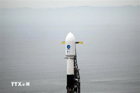 Tên lửa Falcon 9 của SpaceX mang theo vệ tinh SWOT được đặt tại bệ phóng ở căn cứ Vandenberg, bang California, Mỹ ngày 15/12/2022. (Ảnh minh họa: AFP/TTXVN)