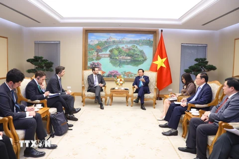 Phó Thủ tướng Trần Hồng Hà tiếp ông Iain Frew, Đại sứ Vương quốc Anh tại Việt Nam. (Ảnh: Văn Điệp/TTXVN)