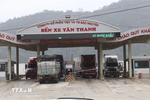Hàng hóa nông sản xuất nhập nhập khẩu ra vào bãi xe cửa khẩu Tân Thanh, Lạng Sơn. (Ảnh: Quang Duy/TTXVN)