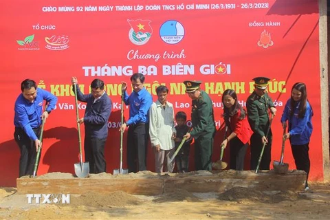 Lễ khởi công xây dựng căn nhà hạnh phúc cho em Hồ Văn Xoa, bản Ka Túp, thị trấn Lao Bảo. (Ảnh: Nguyên Linh/TTXVN)