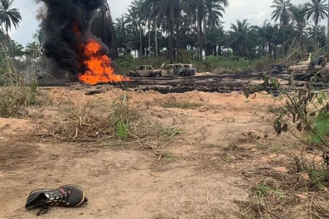 Hiện trường vụ nổ đường ông dẫn dầu ở vùng Emuoha. (Nguồn: Reuters)
