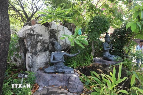 Một bức tượng miêu tả tư thế tập luyện và trị liệu bằng massage truyền thống Thái (Nuad Thai) trong khuôn viên chùa Wat Pho. (Ảnh: Đỗ Sinh/TTXVN)