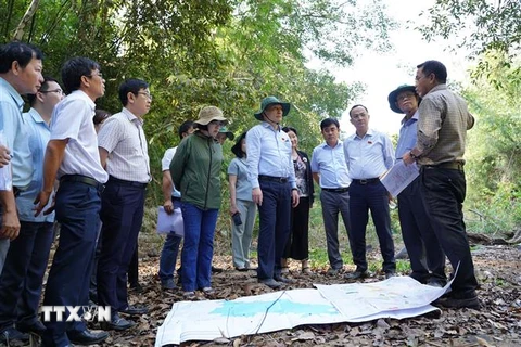 Đoàn công tác đi khảo sát thực tế tại huyện Hàm Thuận Nam. (Ảnh: Hồng Hiếu/TTXVN)
