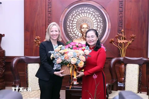 Bà Melissa Brown (trái), Phó Trợ lý Ngoại trưởng Hoa Kỳ, phụ trách khu vực Đông Nam Á tặng hoa cho bà Nguyễn Thị Lệ (phải), Phó Bí thư Thành ủy, Chủ tịch Hội đồng Nhân dân Thành phố Hồ Chí Minh. (Ảnh: Xuân Khu/TTXVN)