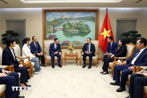 Phó Thủ tướng Chính phủ Trần Lưu Quang tiếp Chủ tịch Tập đoàn Sunny Diệp Liêu Ninh. (Ảnh: Phạm Kiên/TTXVN)