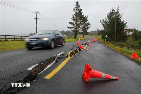 Một đoạn đường bị hư hại do bão Gabrielle tại Auckland, New Zealand ngày 14/2/2023. (Ảnh: THX/TTXVN)
