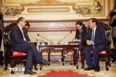 Ông Phan Văn Mãi (phải), Chủ tịch Ủy ban Nhân dân Thành phố Hồ Chí Minh tiếp Giáo sư Slim Khalbous (trái), Tổng Giám đốc Tổ chức Đại học Pháp ngữ. (Ảnh: Xuân Khu/TTXVN)